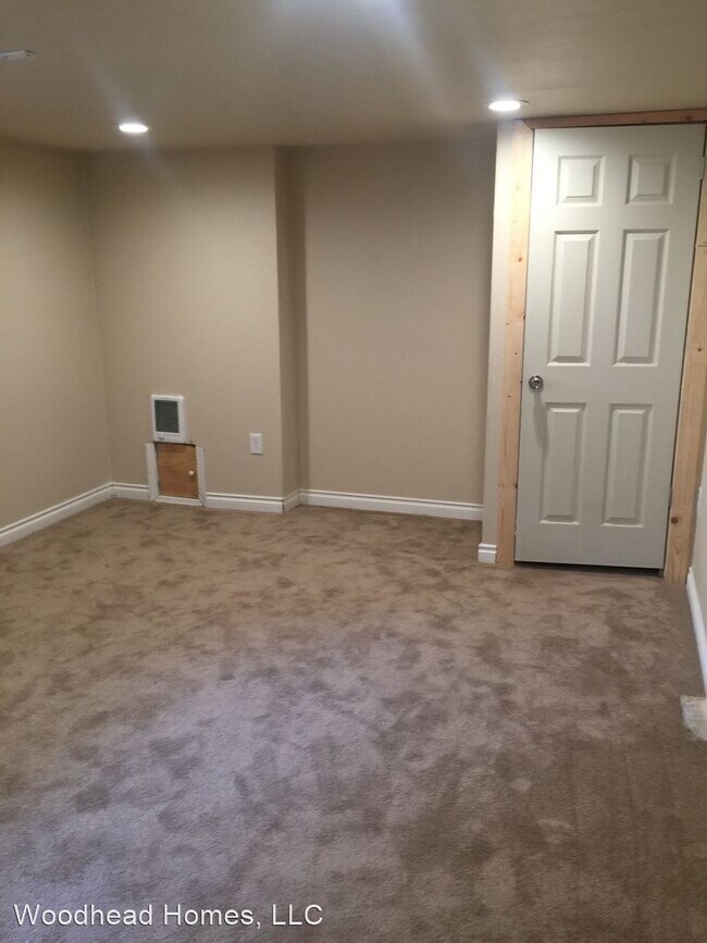 Building Photo - 815 E 8th Ave