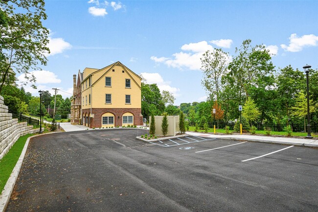 Building Photo - 2 Midland Ave
