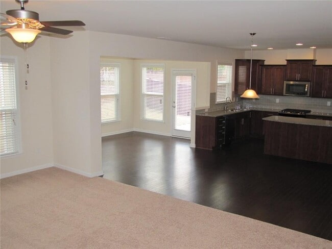 Building Photo - 462 Spring View Dr