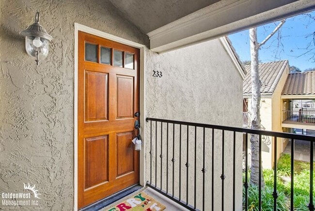 Building Photo - Cozy 1Bdm 1Ba Top-Floor Condo with Community Pool in La Jolla!