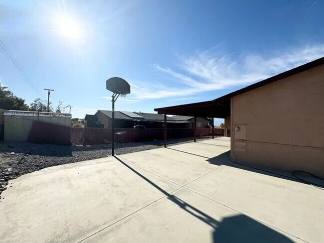 Building Photo - FRESH, CLEAN & BRIGHT 3 BED 2 BATH