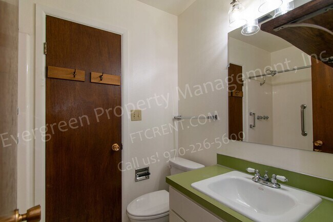 Building Photo - 2420 Poplar Dr