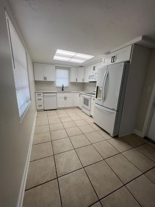 Building Photo - Updated, 2/2 Home Available now!