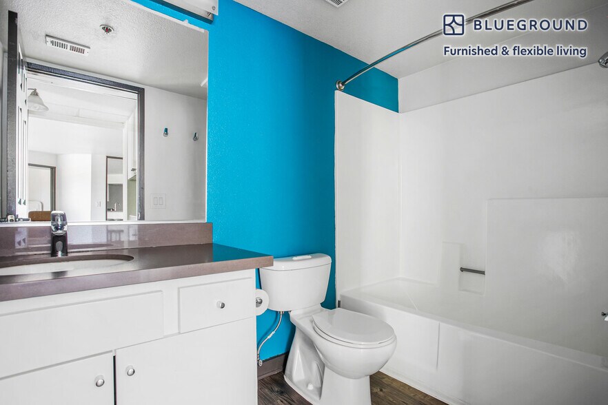 Building Photo - 10989 Bluffside Dr