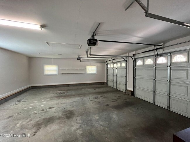 Building Photo - 527 Oldham Rd