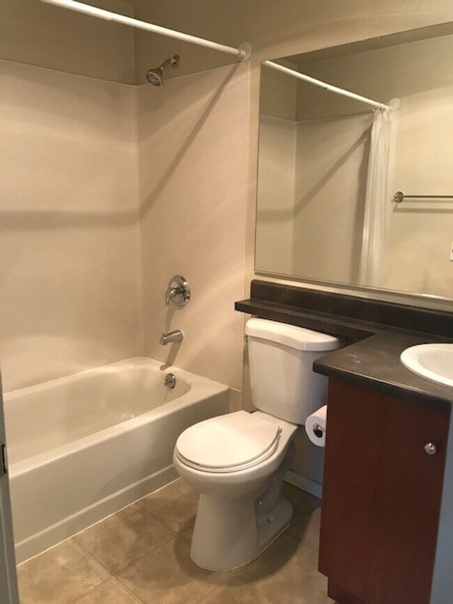 Building Photo - $2500-3Beds 2BA W/D 2 reserved parking, po...