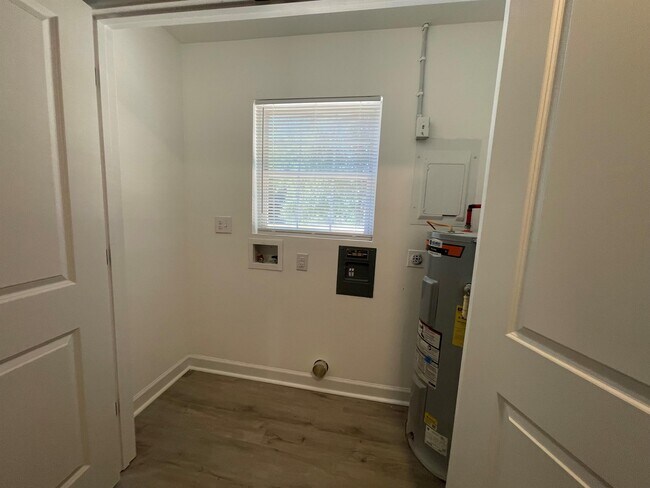 Building Photo - 5656 Racin Dr