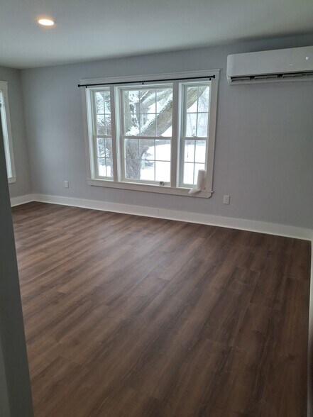 Building Photo - 27 Oak St