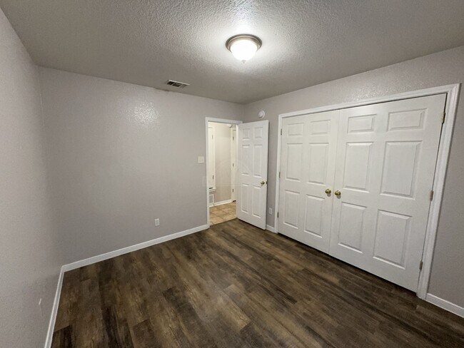 Building Photo - 3604 Dustin Ct