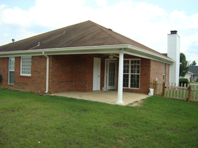 Building Photo - 3 Bedrooms 2 Baths Double Garage home, Gar...