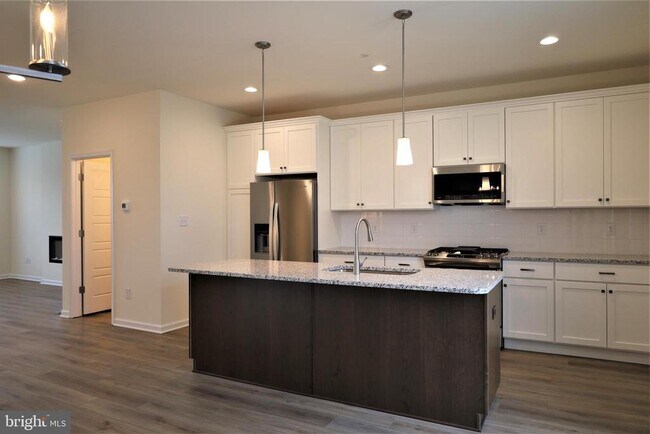 Building Photo - 61 Becker Dr