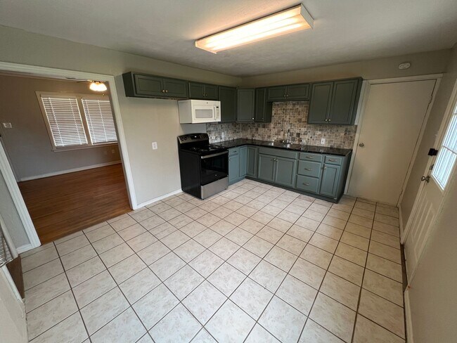 Building Photo - Pre Leasing for Fall 2026!!