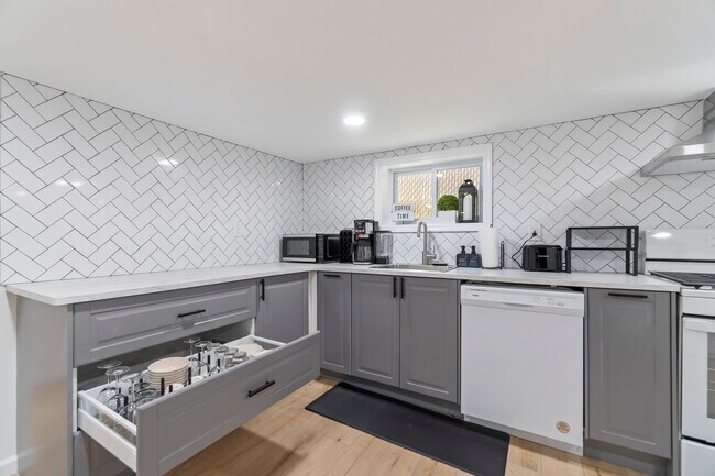 Building Photo - 65 Avenue A