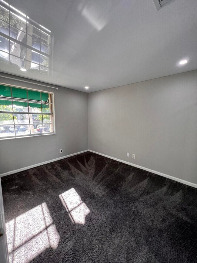 Building Photo - 6614 Via Regina
