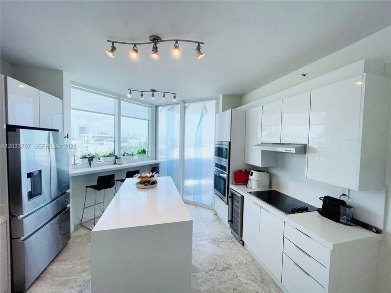 Building Photo - 300 S Pointe Dr
