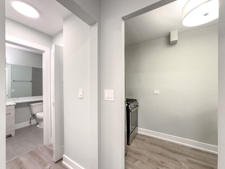 Building Photo - 536 W Barry Ave