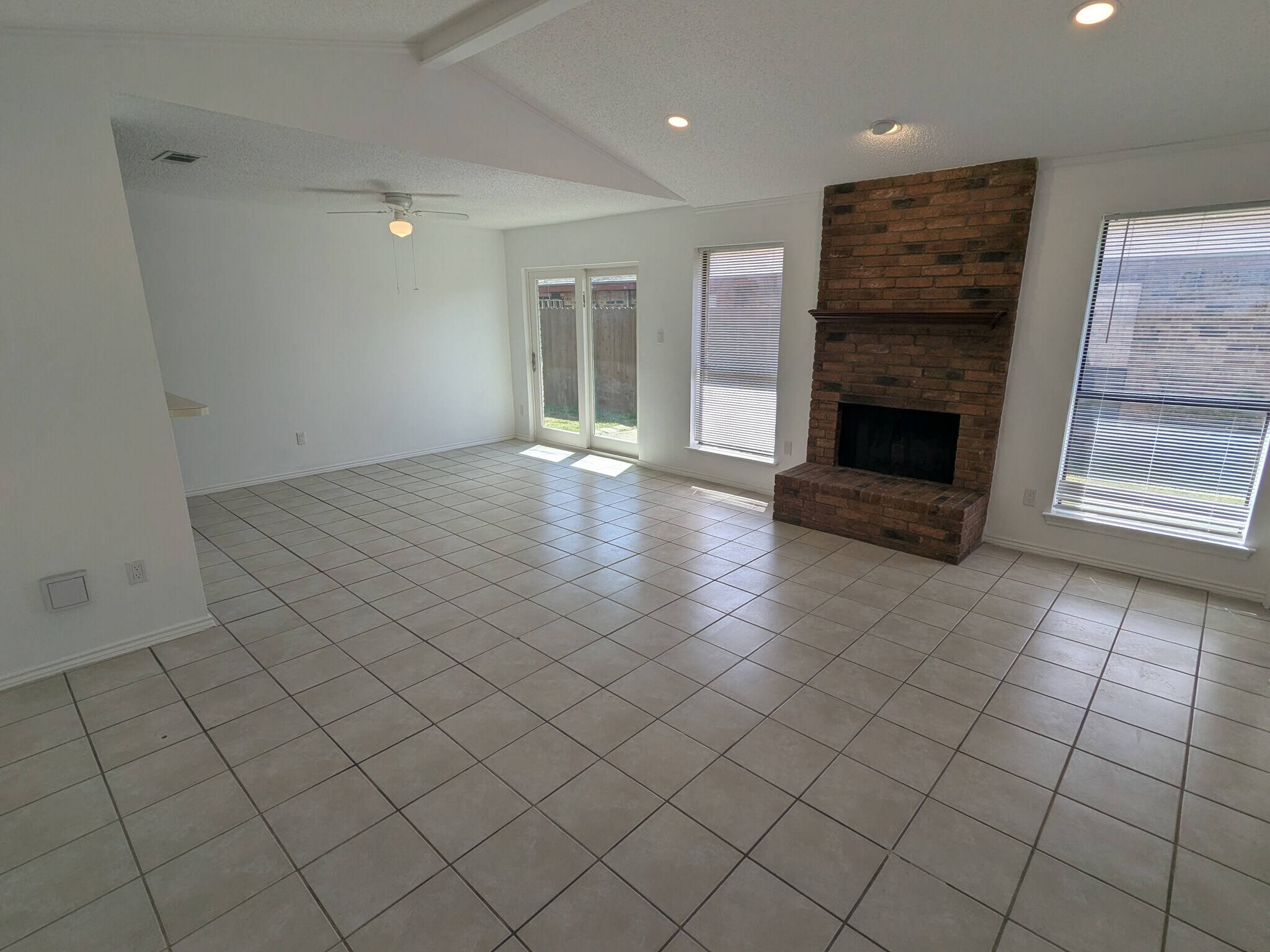 Building Photo - 2410 Cordoba Dr