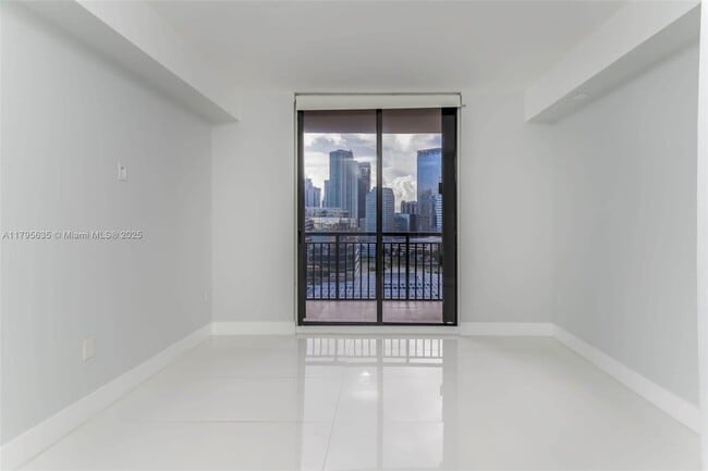 Building Photo - 540 Brickell Key Dr