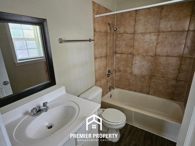 Building Photo - Huge 3BR/2BA Near Kirby | 1,774 Sq Ft, Hardwood Floors, Fireplace & Bay Window