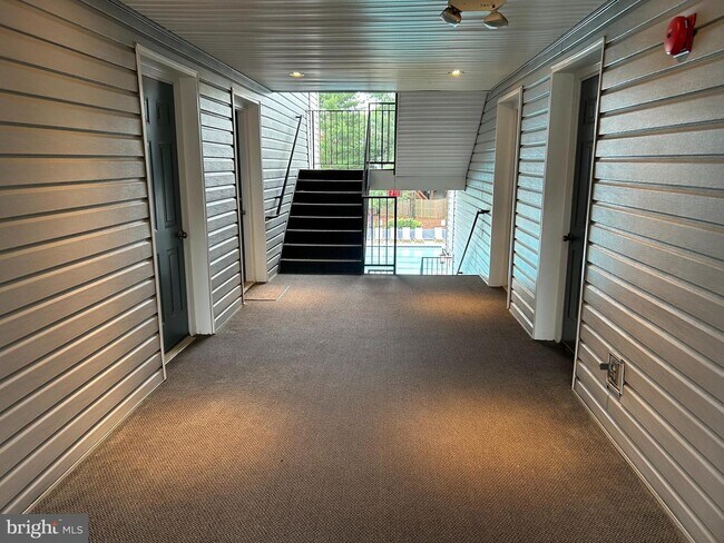 Building Photo - 10012 Vanderbilt Cir