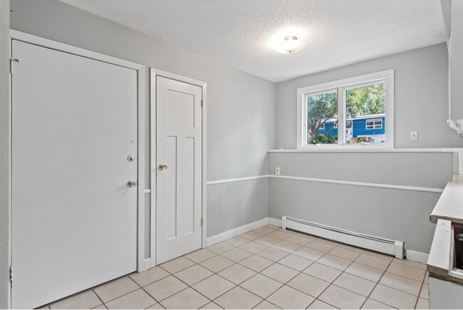 Building Photo - 968 Gershwin Ave N