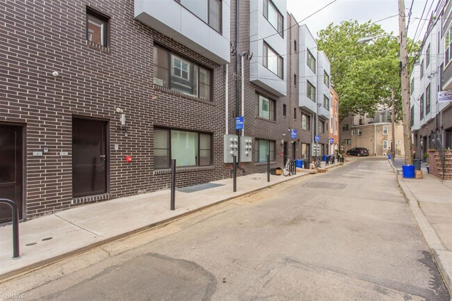 Building Photo - 1 br, 1 bath 4plex - 2545-47 MONTROSE ST U...