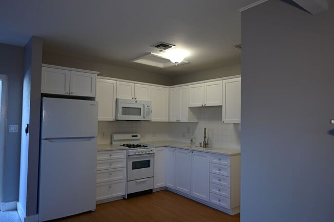 Building Photo - Very Cute 1 Bd/1Ba back half of duplex.