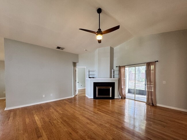 Building Photo - Beautifully upgraded 3/2 with double car garage!