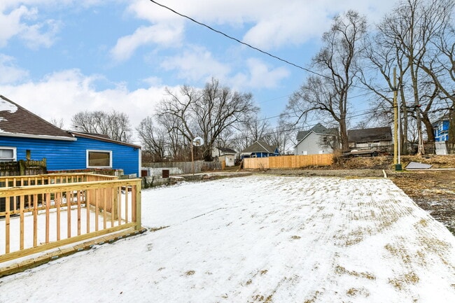 Building Photo - 942 W 27th St