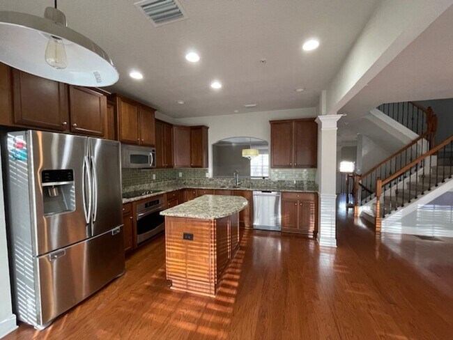 Building Photo - Midtowne