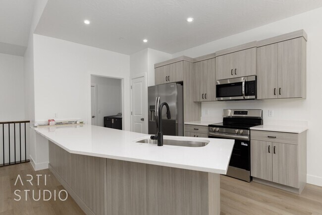 Building Photo - Brand New 3 Bed / 2 Bath Duplex – Modern L...