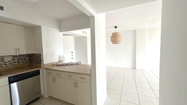 Building Photo - 2715 Tigertail Ave