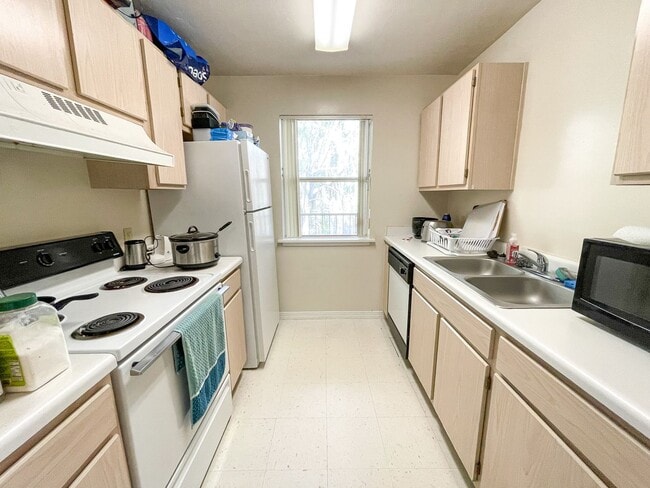 Building Photo - Campus Edge #913