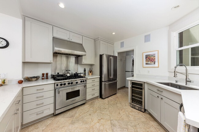 Building Photo - 2255 Beach St