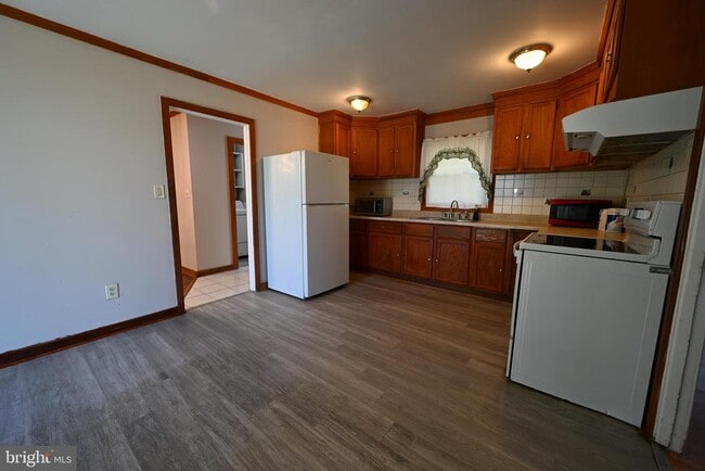 Building Photo - 1 Pinetree Ln