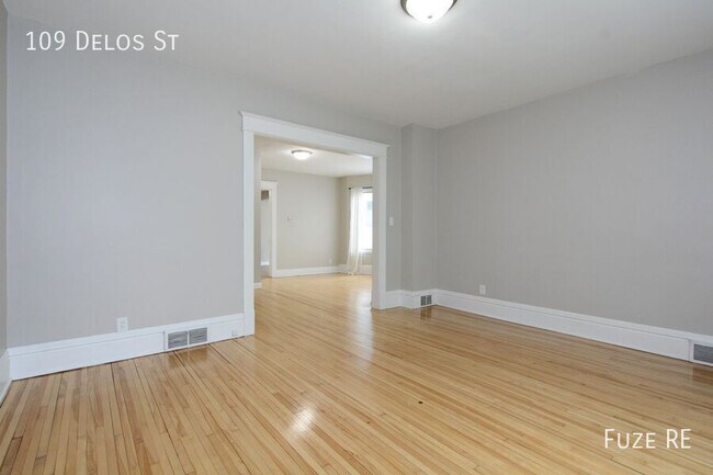 Building Photo - 109 Delos St W