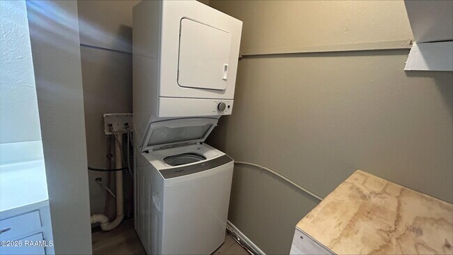 Building Photo - 3101 Highland Rd