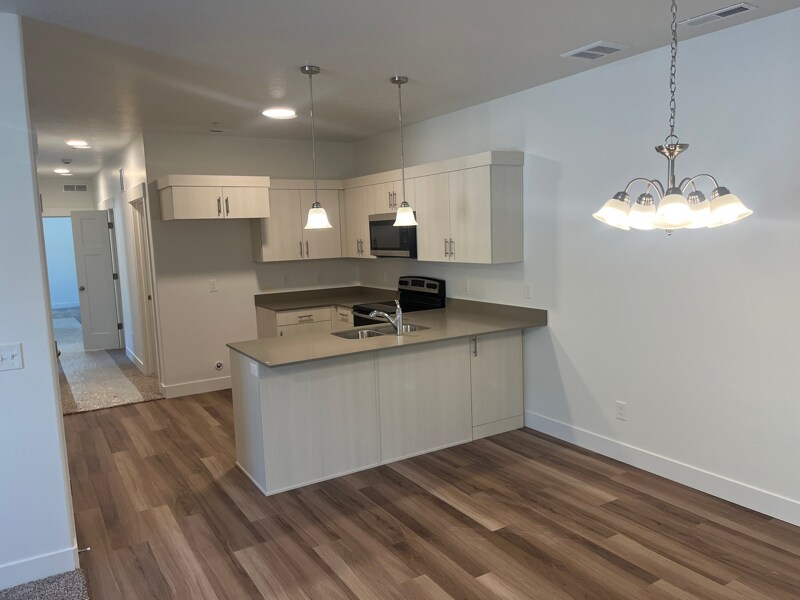 Building Photo - 710 715 S