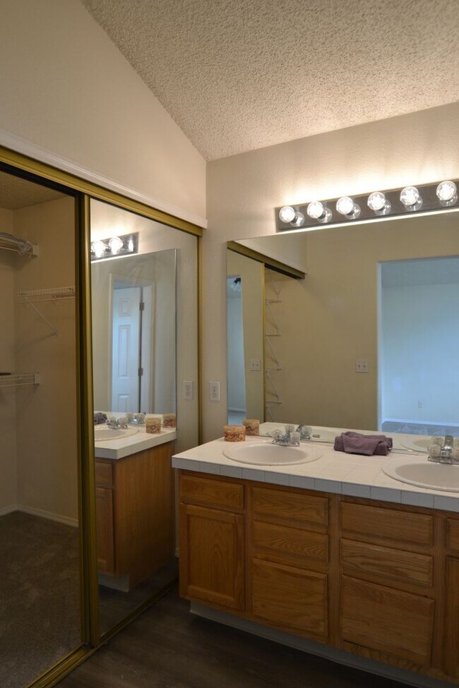 Building Photo - 4 bed 3.5 bath with 2 car garage - Availab...