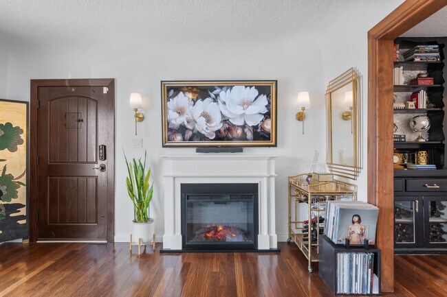 Electric fireplace and smart TV - 1150 W 25th St