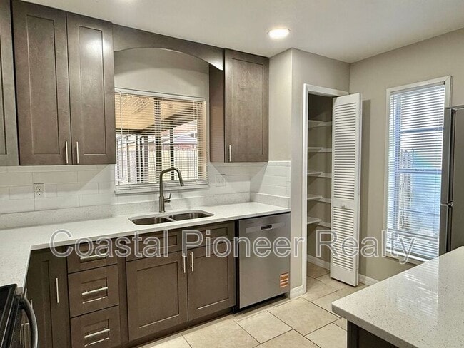 Building Photo - 1412 High Knoll Dr