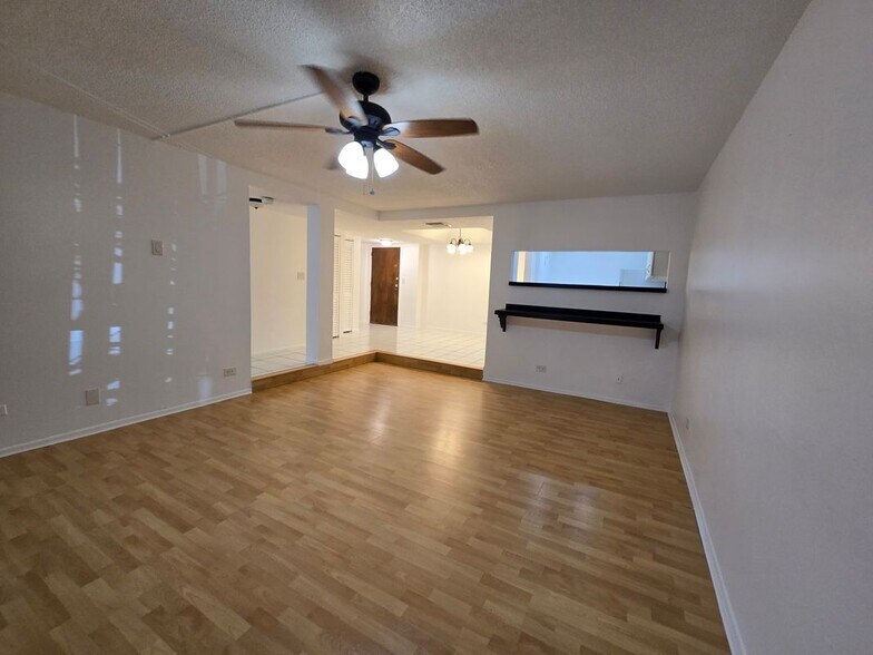 Building Photo - 3730 Inverrary Dr