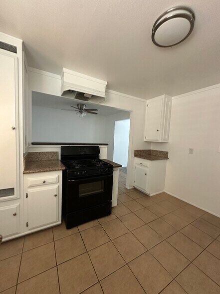 Building Photo - 9548 Cortada St