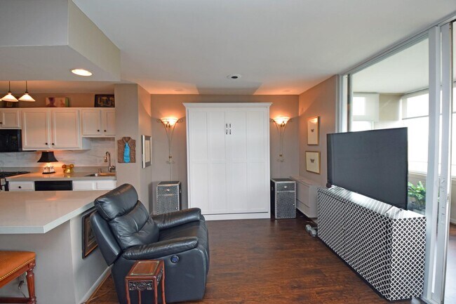 Studio bed - 2324 Madison Rd
