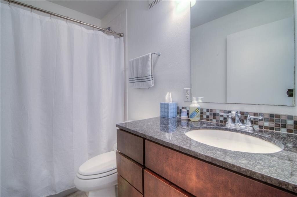 Building Photo - 2200 Dickson Dr