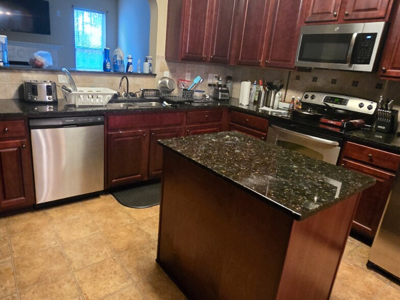 Building Photo - 2797 Huntcliffe Dr