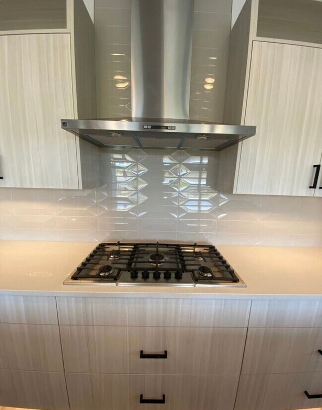 Building Photo - Close to Micron! Luxury Town Home With Two...