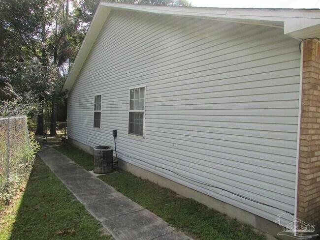 Building Photo - 7135 Pearson Rd