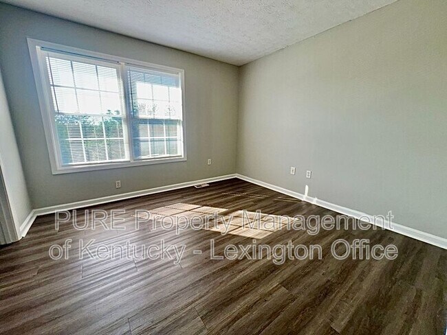 Building Photo - 2561 MacKenzie Ln