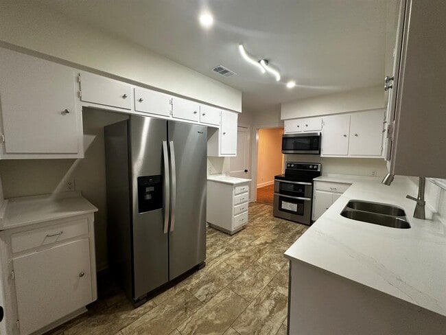 Building Photo - 2404 Indian Trail